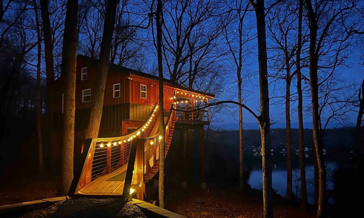 Penrod Cabin | Aerial Joy Treehouse with Hot Tub!(Lake Malone)