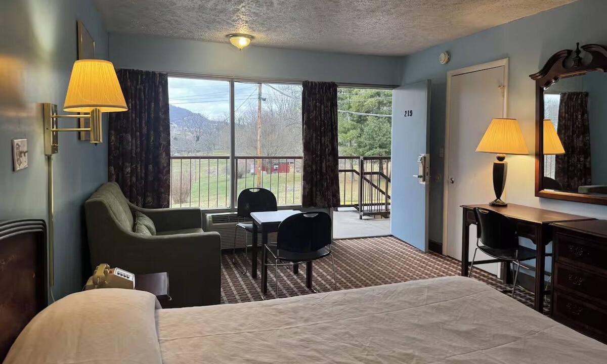 Tazewell Hotel | Affordable Comfort in Pet-Friendly King Room with Microwave and Fridge