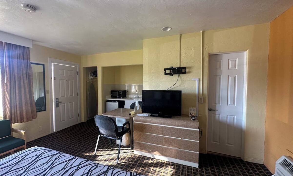 Daytona Beach Hotel | Affordable Room with King Bed & Essentials – 10 Min Drive to Daytona Beach
