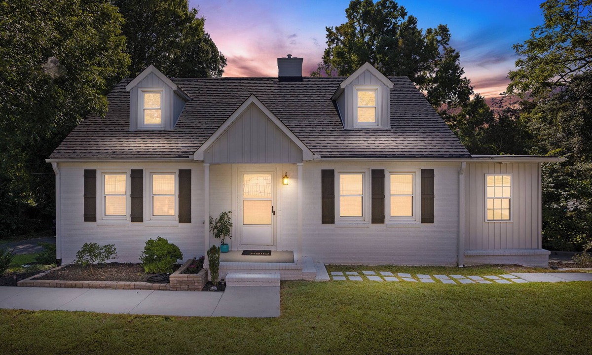 High Point House | All 5 Star Reviews King beds EV charger Easy to HPU Greensboro W-Salem