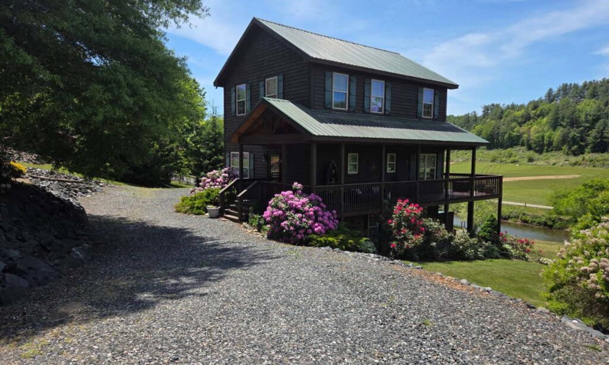 West Jefferson House | All Decked Out - Riverfront, Firepit, Fireplace, Foosball, Gameroom, Fire table, Wet bar, WIFI