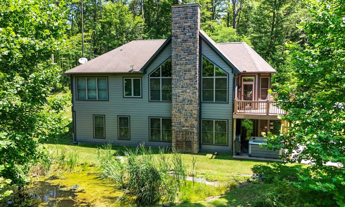 South Bloomingville Cabin | All Seasons Lodge | Hocking Hills, Hot Tub, Pond