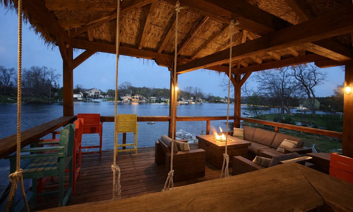 Argentine House | All-Sports Lakefront Retreat w/Private Beach, Dock & Tiki Bar - Sleeps 10
