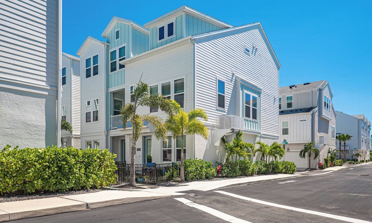 Downtown House | All the Florida fun you can have in this charming 3-bedroom townhome in downtow
