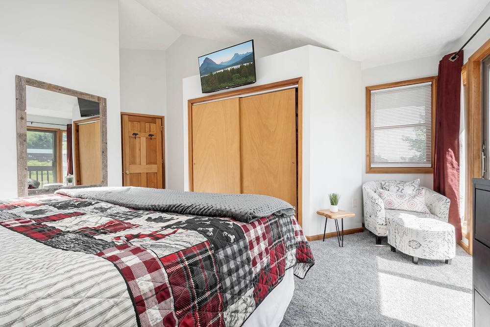 McHenry House | Alluring 3 Bedroom Ski In/ Ski out home w/ amazing slope views!