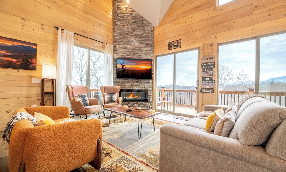 Sevierville Cabin | Amazing 3BD Cabin w/LAKE Views! Theater + Hot Tub