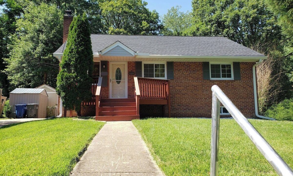 Annandale House | Amazing Escape - 4 BEDS, 3 BEDROOMS, Private Deck near DC