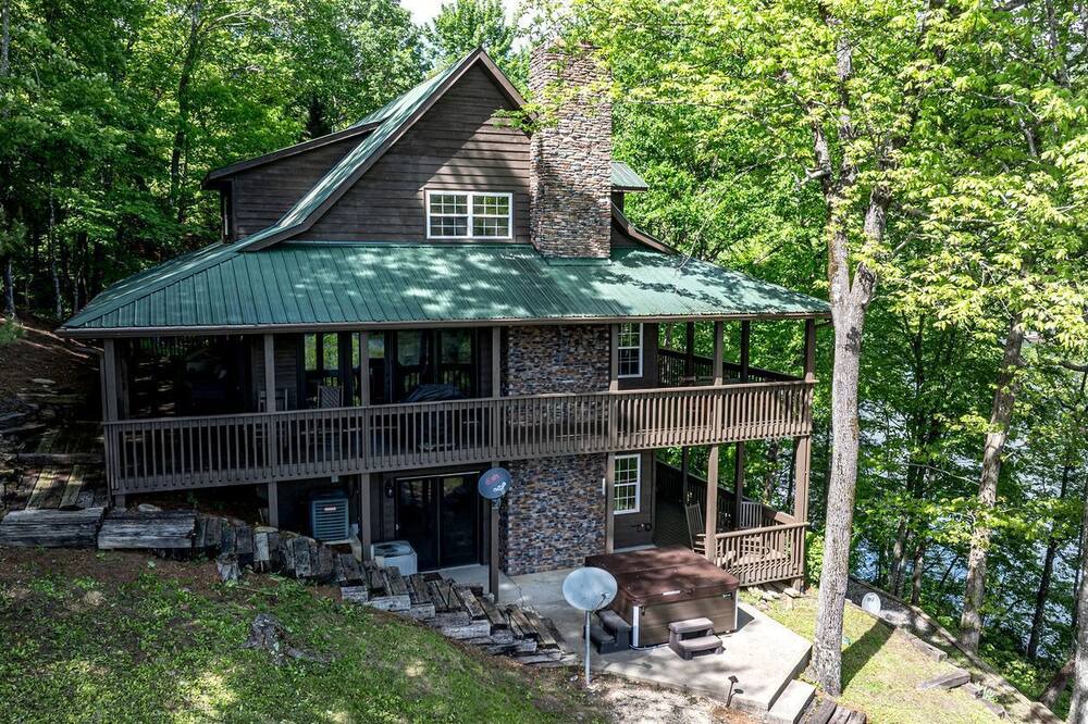 Topton Cabin | Amazing Lakefront Cabin Perfect for Groups in Topton, North Carolina