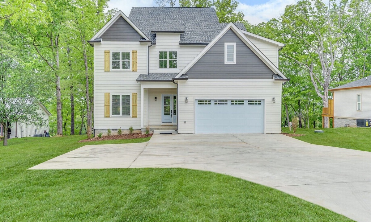 Estill Springs House | Amazing Lakehouse -Hot Tub-Private Boat Dock- 5 bedrooms, Pool Table, Ping Pong