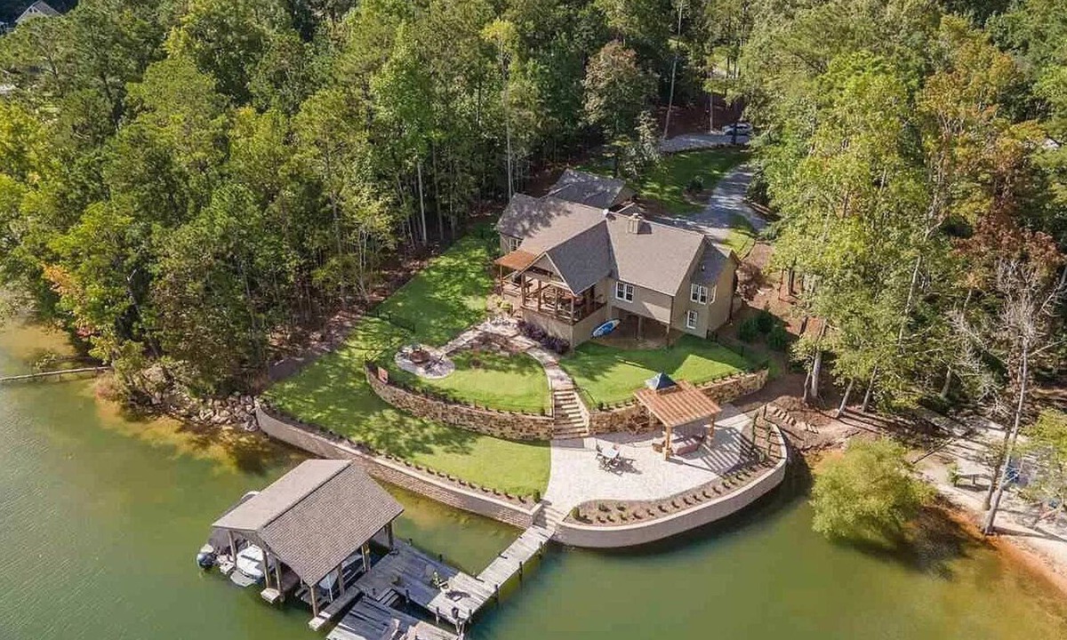 Jacksons' Gap House | Amber Skies: Tranquil Lakefront Escape. Perfect for Families and Events!