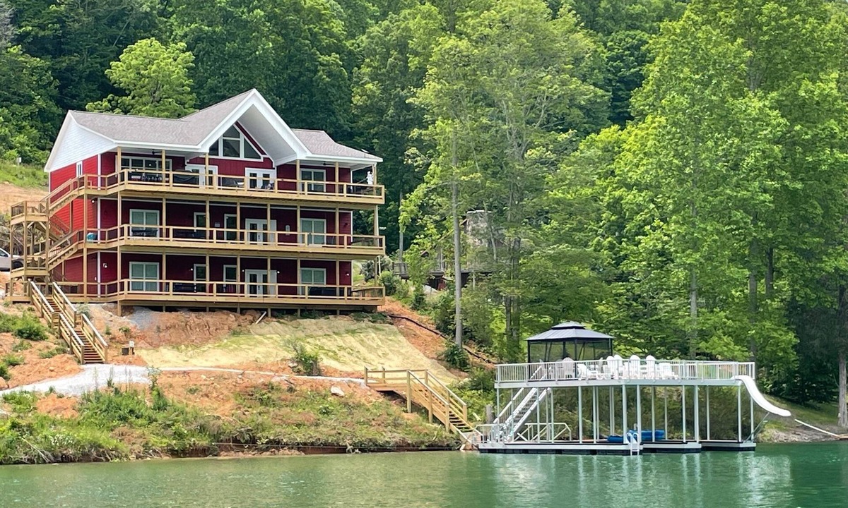 La Follette House | American Freedom; Theater Rm! Sleeps 38-44. Time to book for Fall and Holidays!