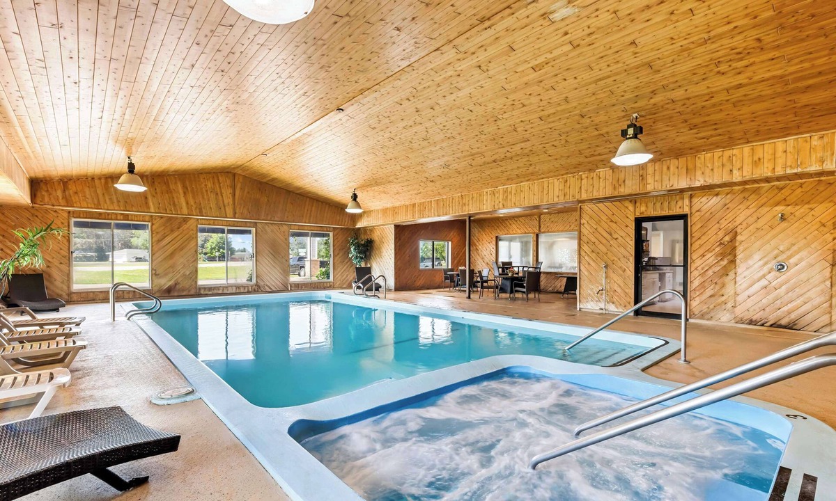 Newberry Hotel | Americas Best Value Inn Tahquamenon Country