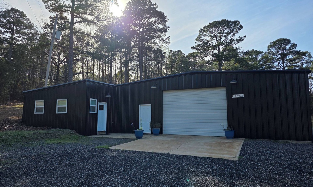 Russellville Apartment | Angler's Dream with huge garage space - Freshly Remodeled - 10 Min to Lake