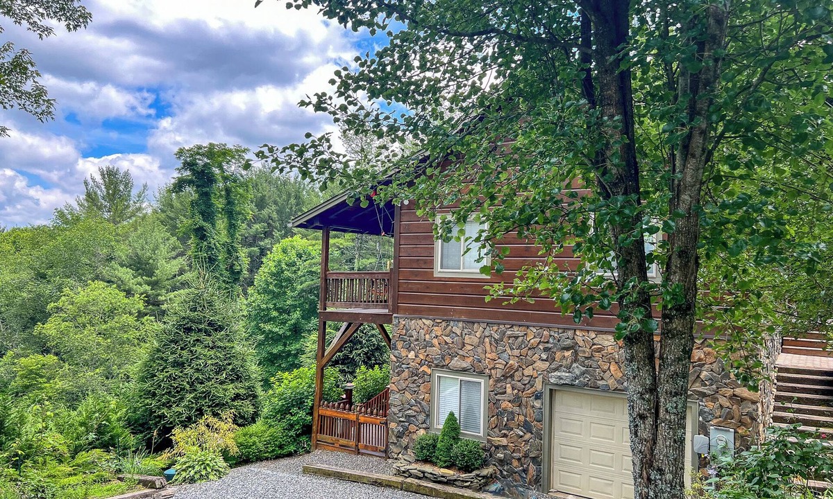 Fleetwood Cabin | Appalachian Hideaway - 3BR/2BA Hot Tub, Fire Pit, & WiFi, Near Boone!