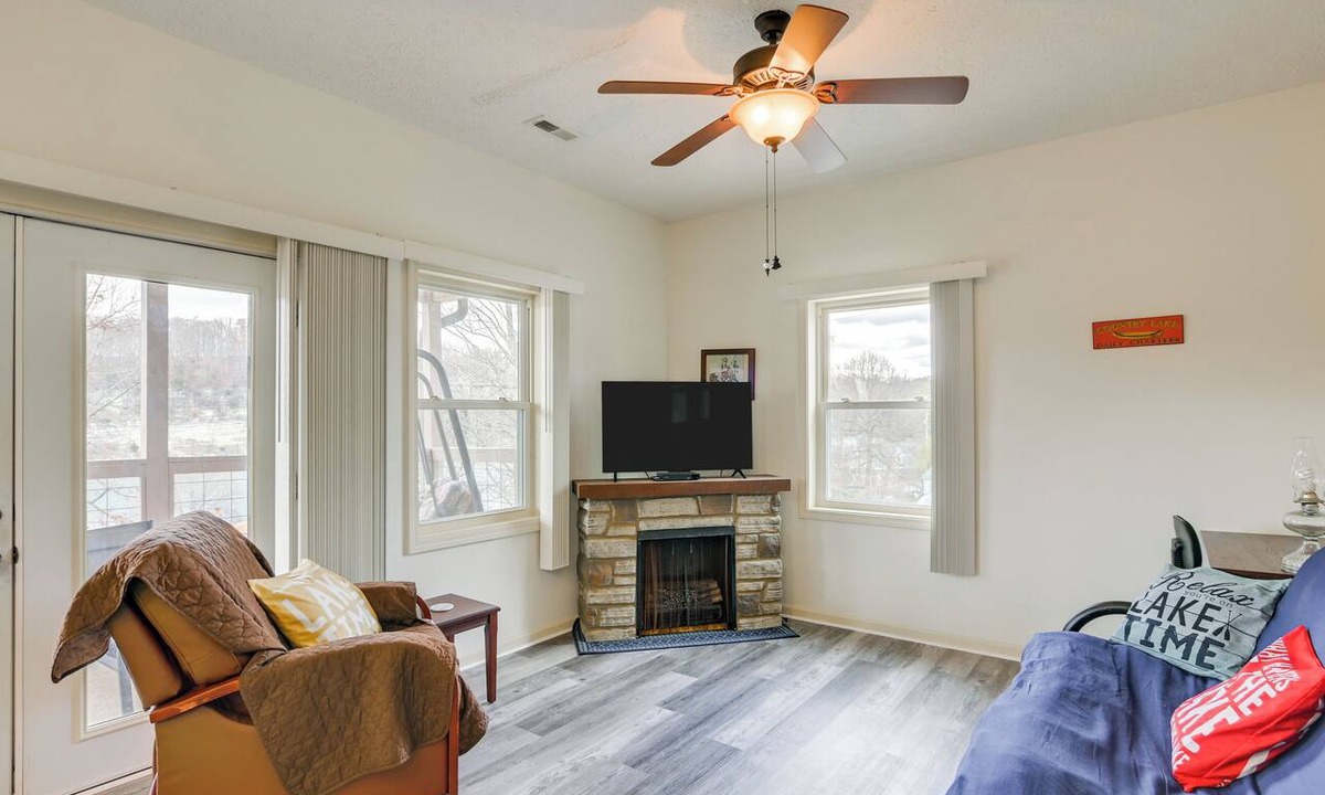 Ingles Apartment | Apt w/Lake Views - Day Trip to Virginia Tech!