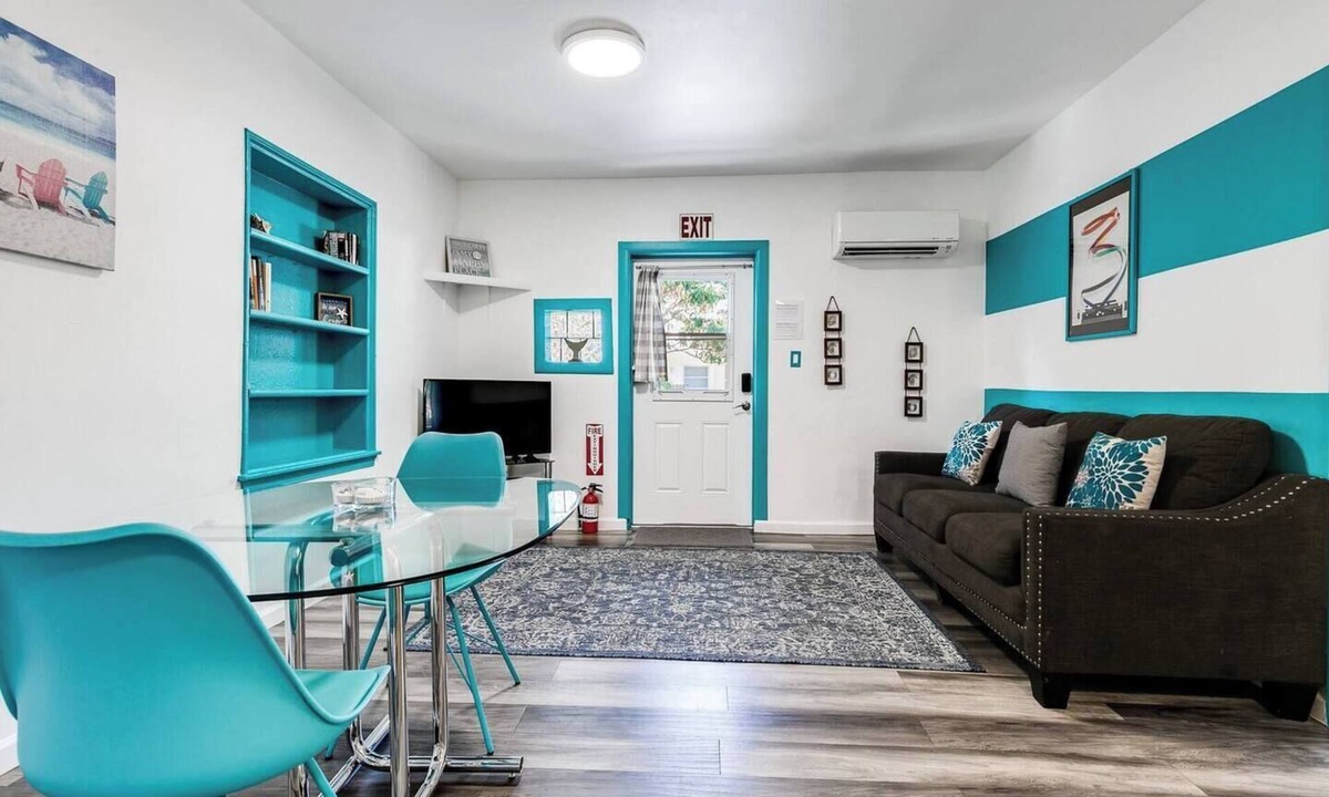 Royal Poinciana Apartment | Aqua Breeze Suite with Free Parking