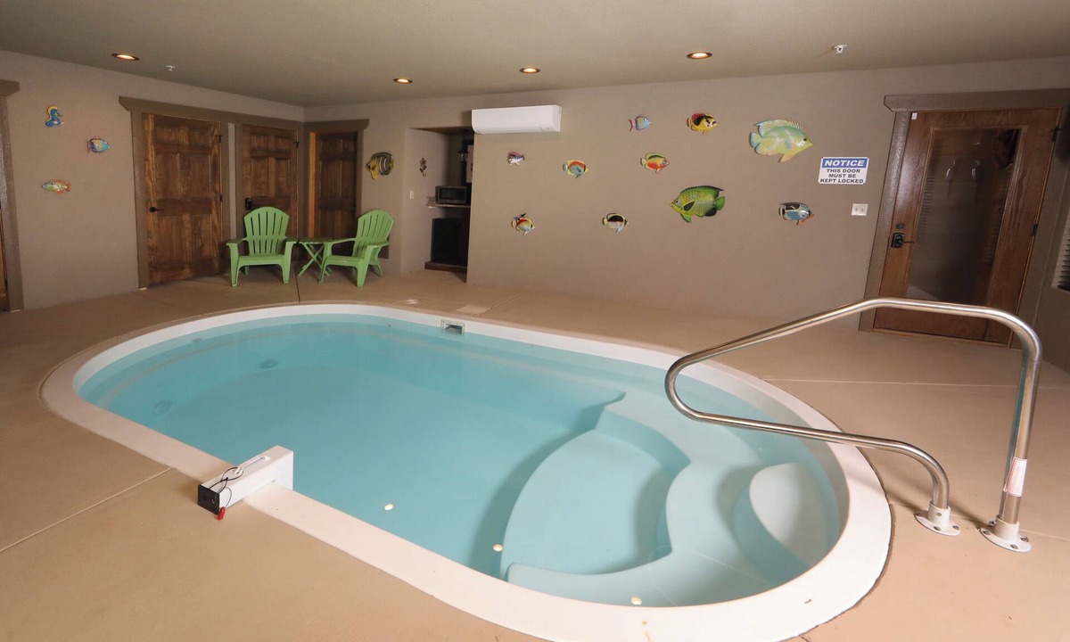 Gatlinburg Ski Chalet | Aqua Paradise – Luxury 6BR Chalet , Indoor Pool, Theater Room and Game Room