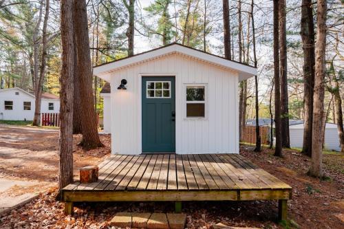 Mayfield House | Arbutus Lake Cozy Cabin-Pontoon Rentals Available