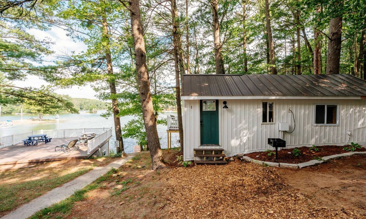 Mayfield Cottage | Arbutus Lakeside Stay-Pontoon Rentals-Near TC!