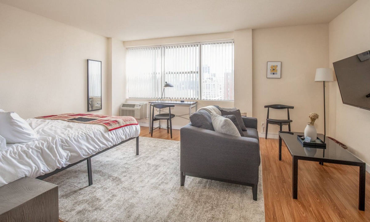 Downtown West Apartment | Arch, Dome, Dtown | Free Parking + Rooftop | Zencity