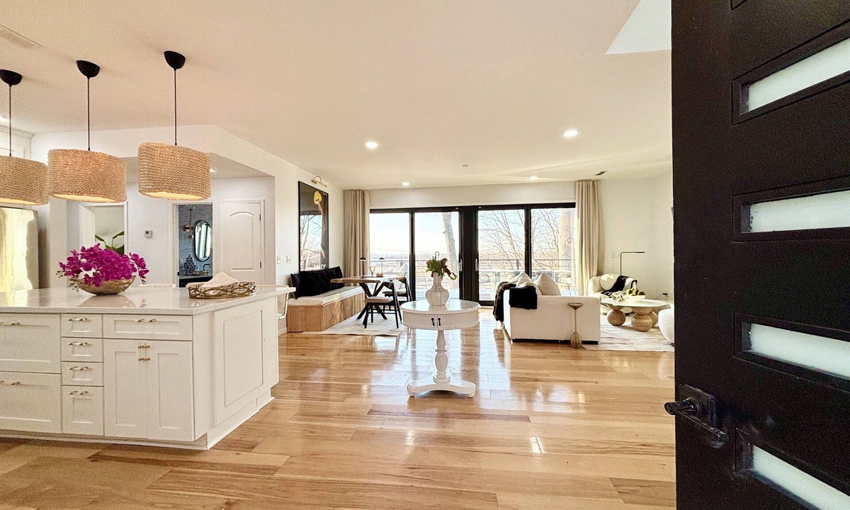 Caseyville House | Arch View Luxury Home:Private Pool,Hot-tub,Sauna.Free Wine&Brkfst.5 min from STL