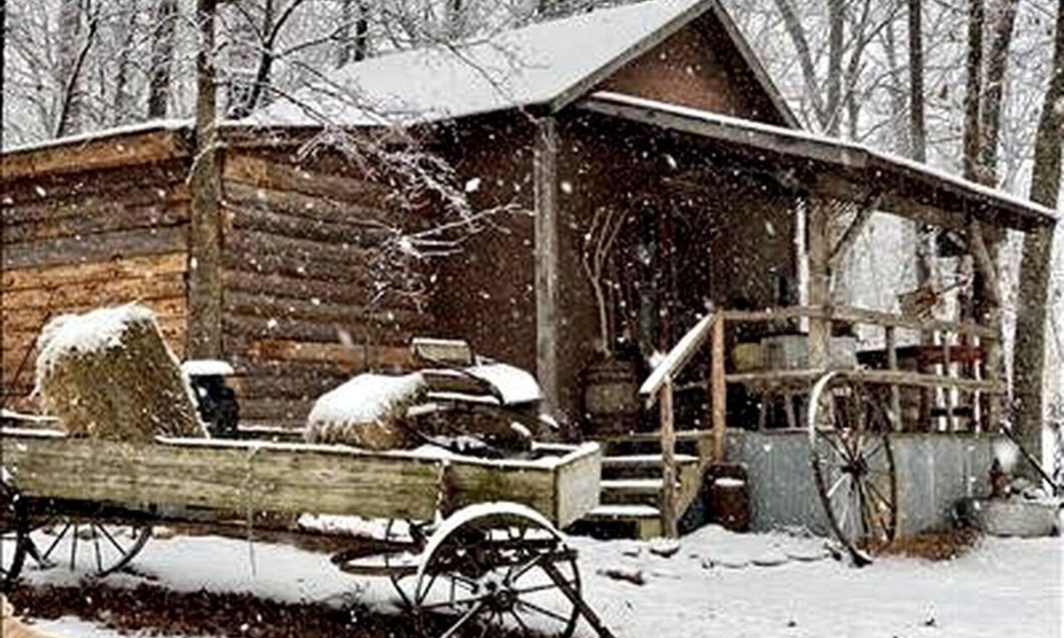 Berryville House | Arkansas Adventure Awaits: Cabin with Hot Tub and Riverfront Charm