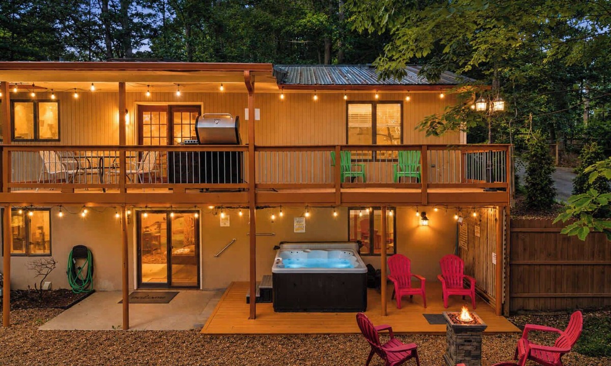 Royal Pines House | Asheville's Ultimate Retreat | Hot Tub & Yard!