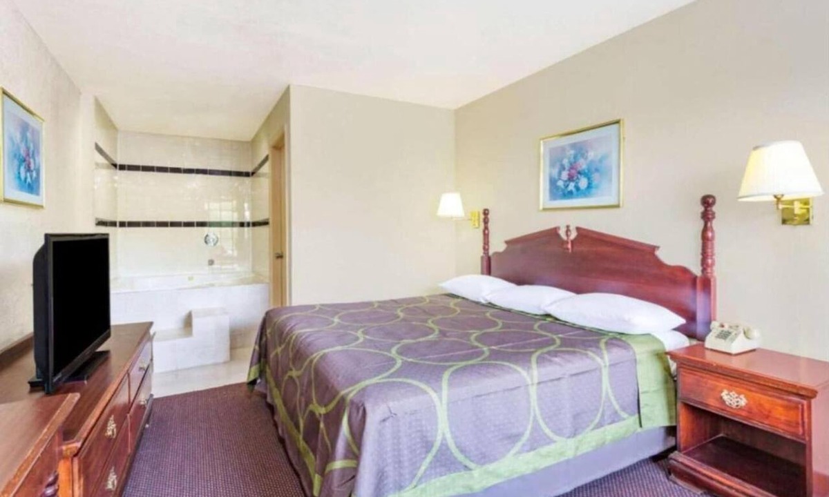 Ashland Apartment | Ashland, VA|Full Bed|Smoking