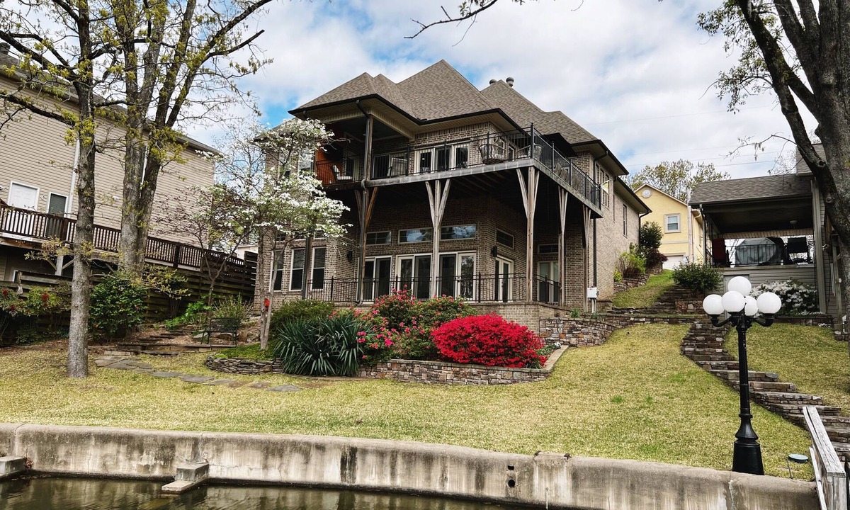 Lakeland House | August Price Drop! 4 bed, 4 bath Luxury home on Lake Hamilton.
