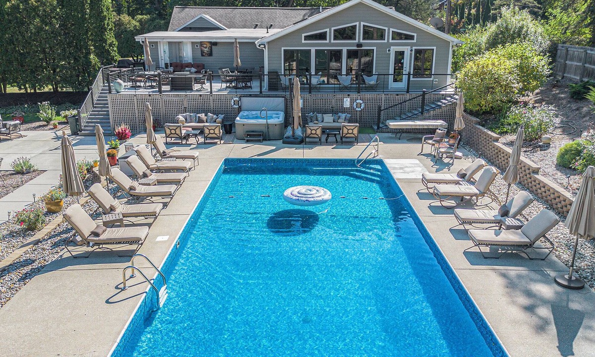 Union Pier House | Babe’s Pond | Heated Pool | Hot Tub | Pickleball