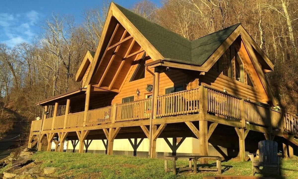 Maggie Valley Cabin | BABY BEAR’S CABIN, REAL LOG CABIN, SPECTACULAR VIEWS, HOT TUB, FIRE PIT