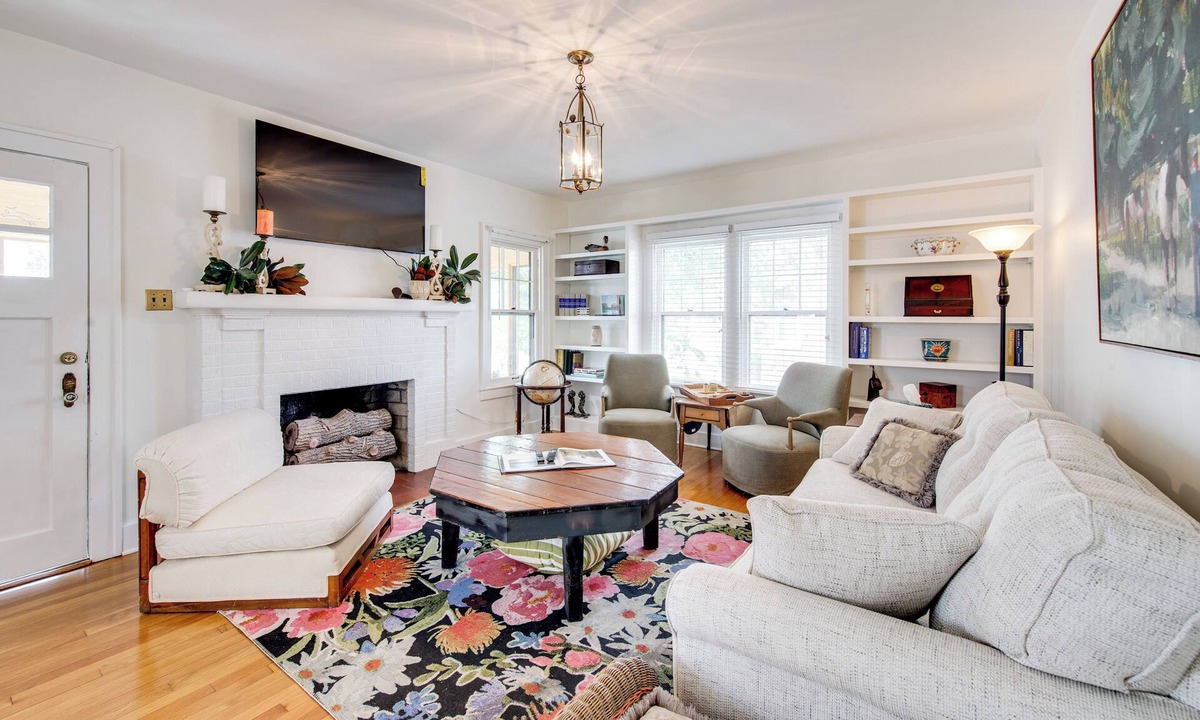Lebanon House | 'Baby Grand on Main' Lebanon Home w/Game Room!