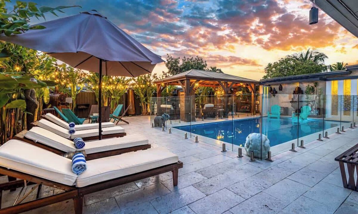 Sunset House | Bamboo Bliss | Pool, Tiki Hut, Pizza Oven - 15 min Hard Rock Stadium WORLD CUP