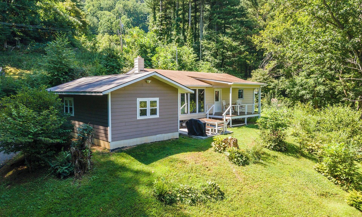 Burnsville Cottage | Barnview Cottage~Mtn View & Fire Pit~ Grill, WiFi, Private~3 Mins to Burnsville!