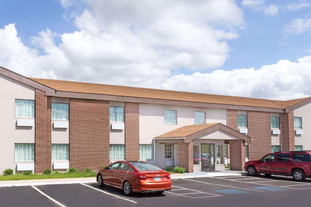 Beloit Hotel | Baymont by Wyndham Beloit