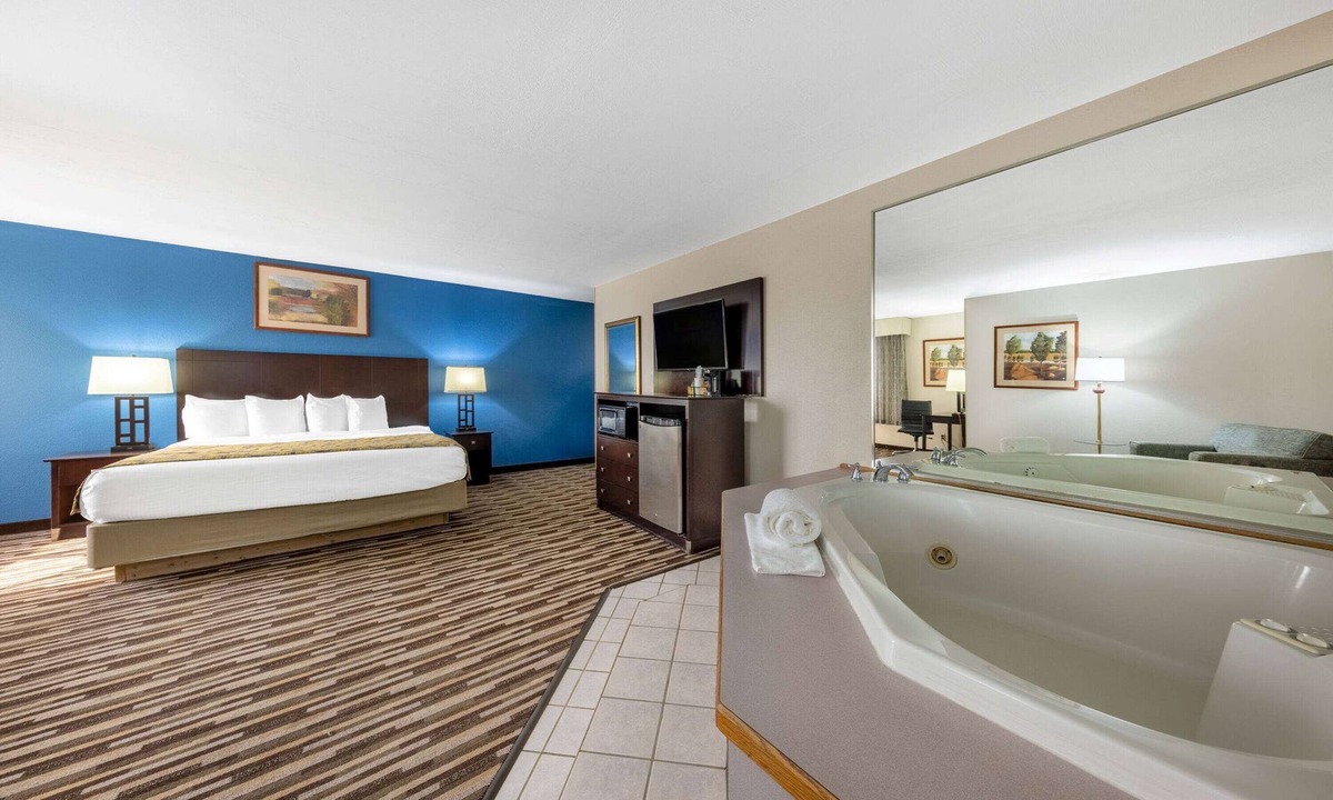 Turners Hotel | Baymont by Wyndham Springfield South Hwy 65