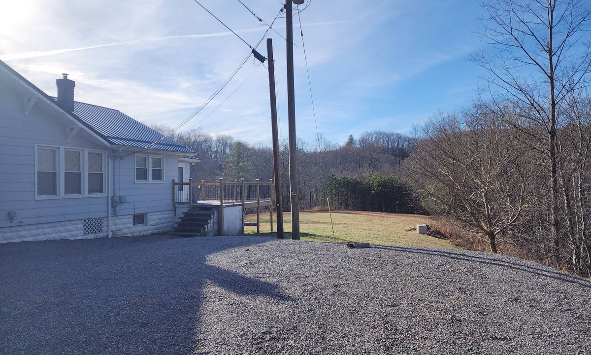 Wolfe House | Be at home and bring your pet, close to Trails and amenities but private