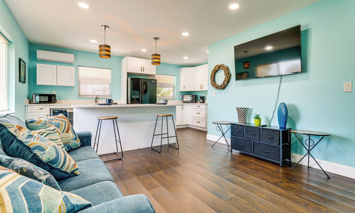 Harlem Heights Cottage | Beach Days & Backyard Nights! Fort Myers Retreat