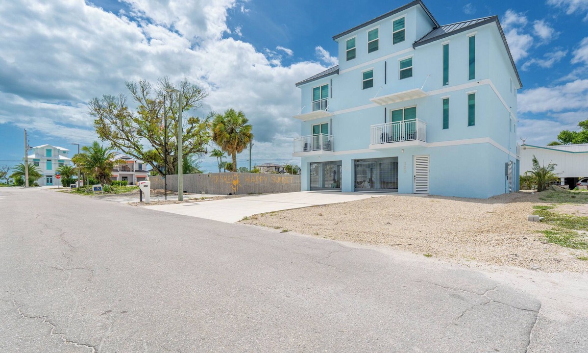 Mid Island House | 🏖️ 🏊 Beach Please: 6BR Luxury Retreat, Heated Saltwater Pool + Beach Access!