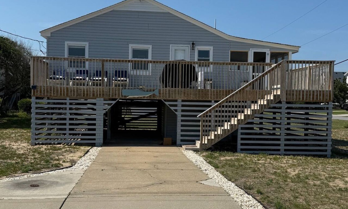 Kill Devil Hills Cottage | Beach side 3-bed across from Wright Brothers Park, 2 blocks from beach access