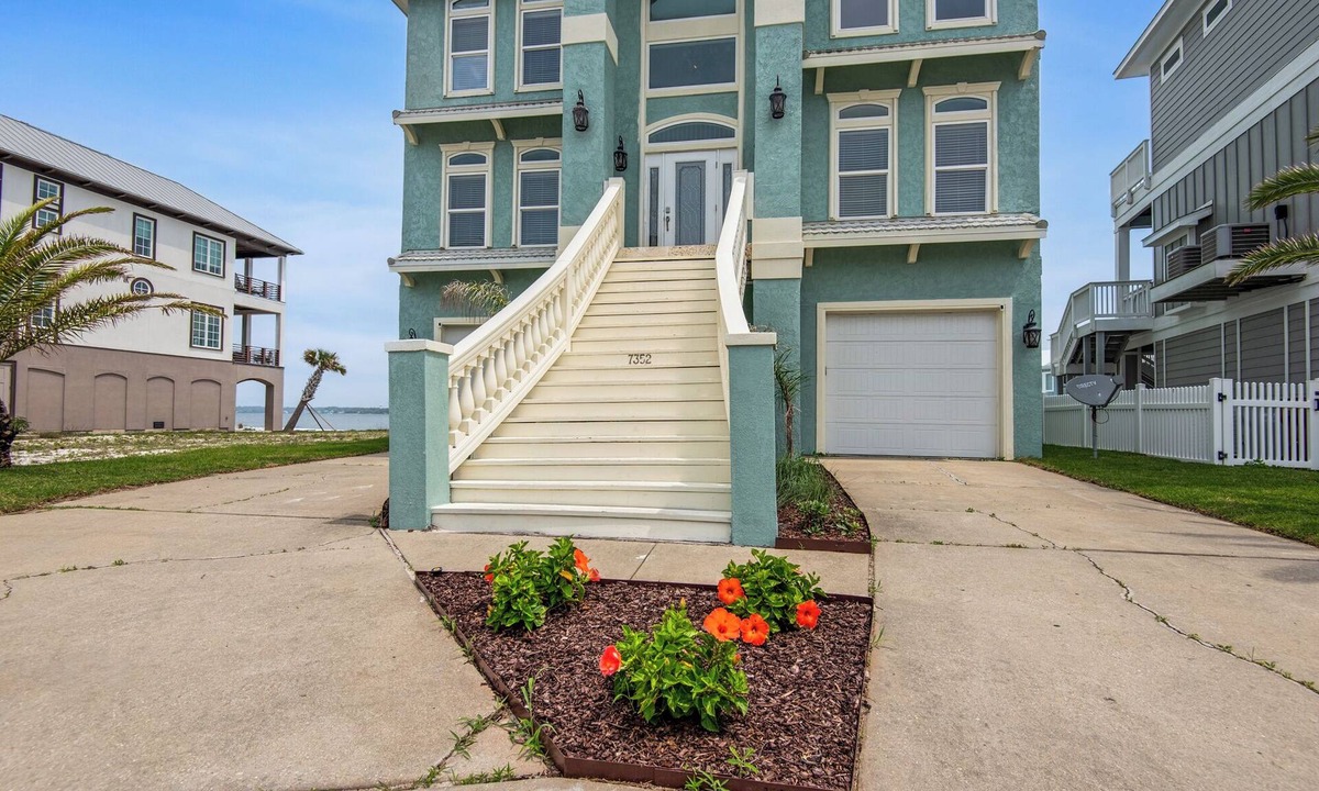Navarre Beach Villa | Beach Villa DOG FRIENDLY, Water Views Sleeps 12 + Kayaks Bikes