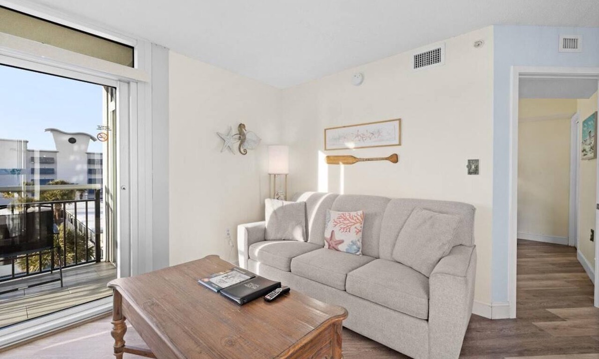 Downtown Myrtle Beach Condo | Beachside Elegance Ocean View King Condo 4th Floor
