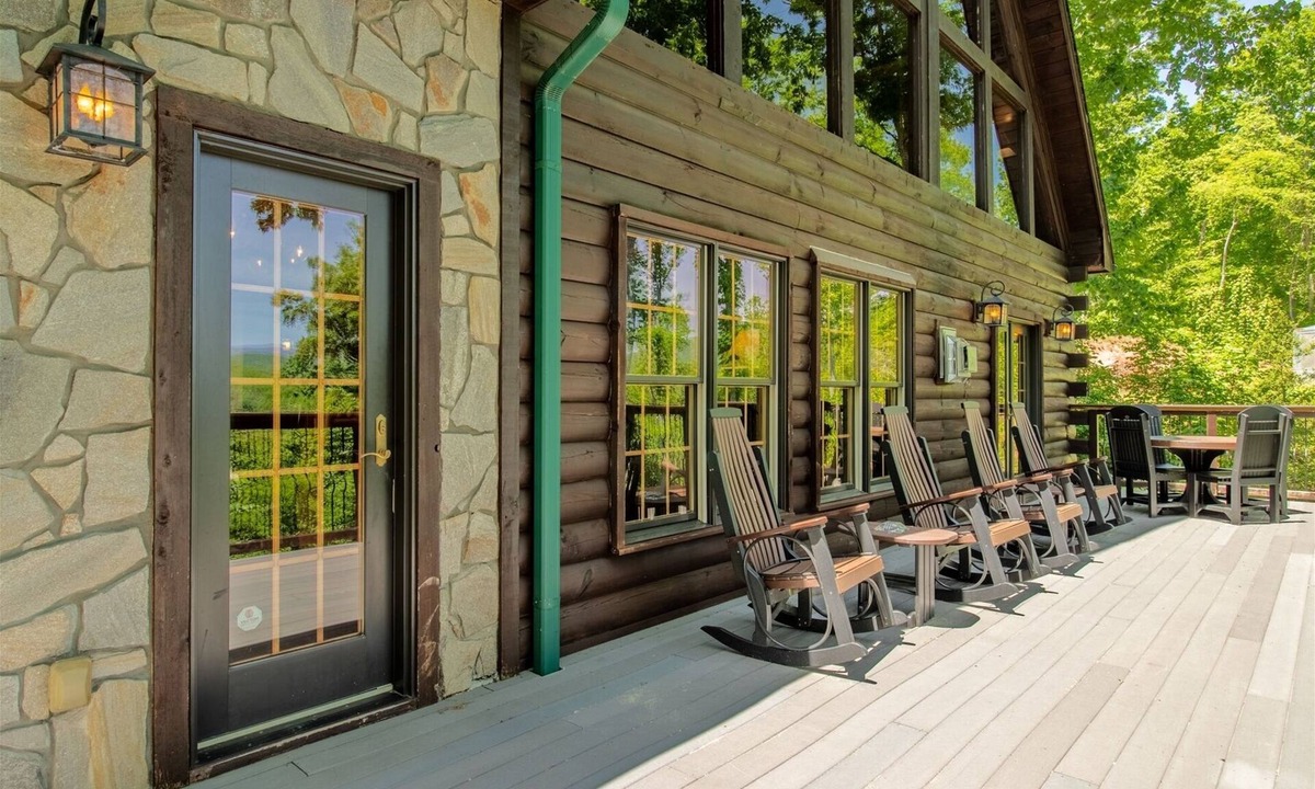 Cherokee Cabin | Bearadise Inn- Luxury Cabin in Whittier NC
