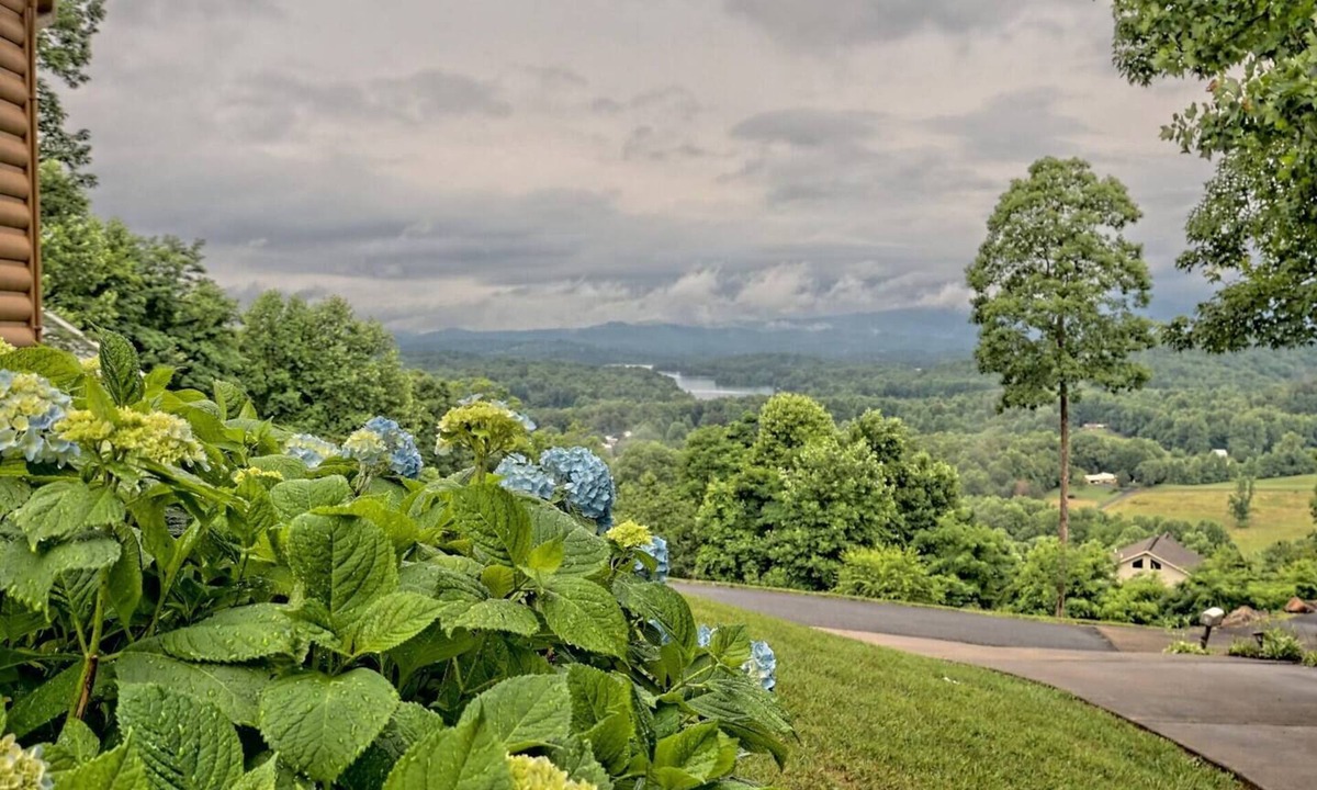 Hayesville Cabin | Bear’s Eye View by Chatuge Home Concierge | Lake & Mountain Views