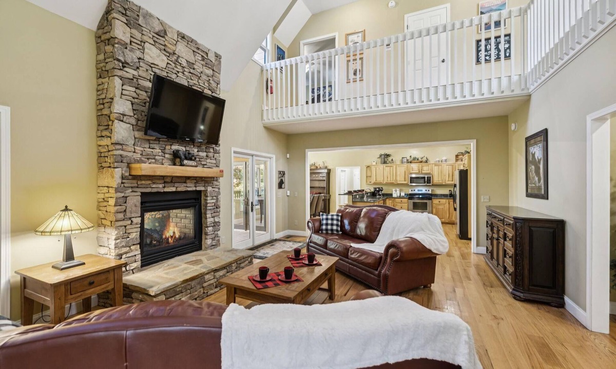 Smoky Mountains Cabin | Beary Starry Night: ResortPool*MtnView*Pets*HotTub*Wifi*Secluded*Yard