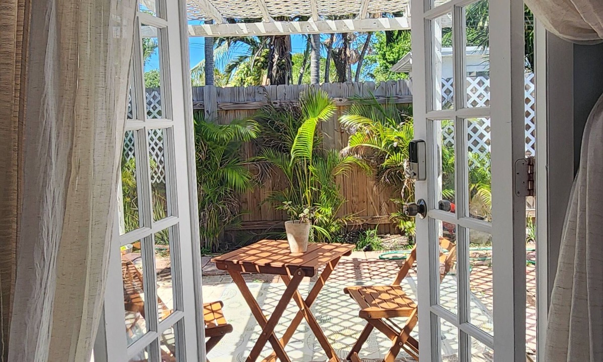 College Park Apartment | Beautiful 1-bedroom studio in Lake Worth Beach with private entrance and patio