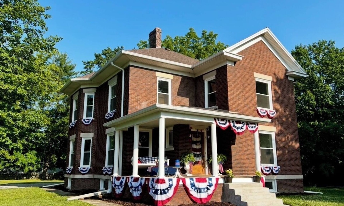 Newton House | Beautiful 3 bedroom, 3 1/2 bath home in the Heart of Newton -Bauer Haus-