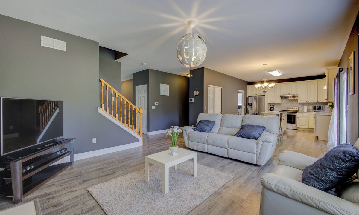 Overland House | Beautiful 4-bedroom house Central to St. Louis and St. Charles