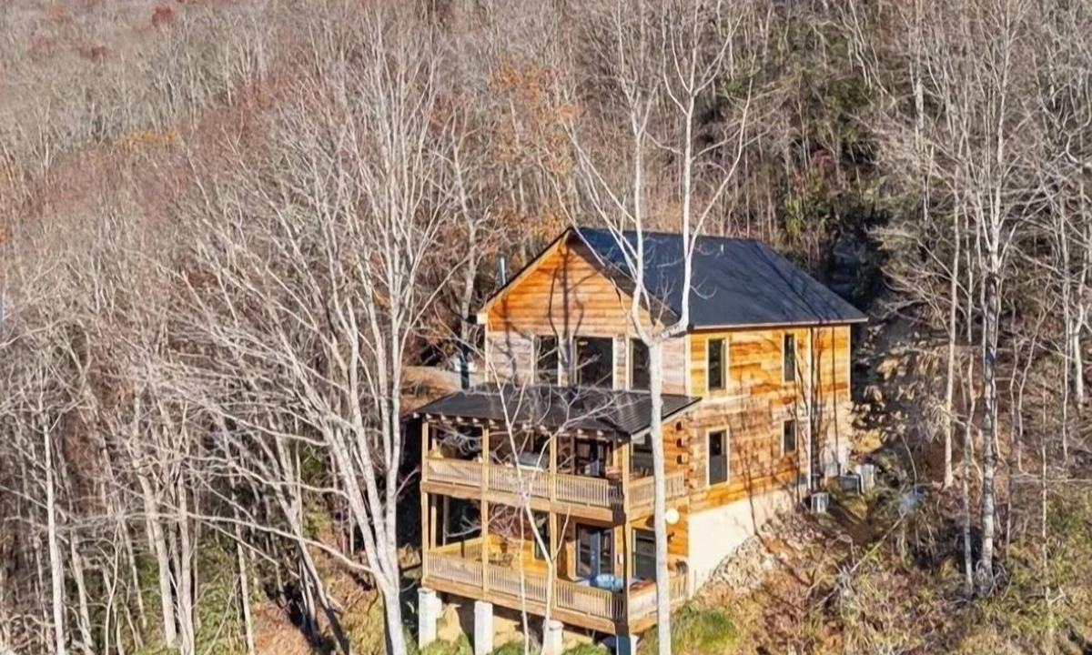 Bryson City Cabin | Beautiful and relaxing mountain log cabin with stunning views