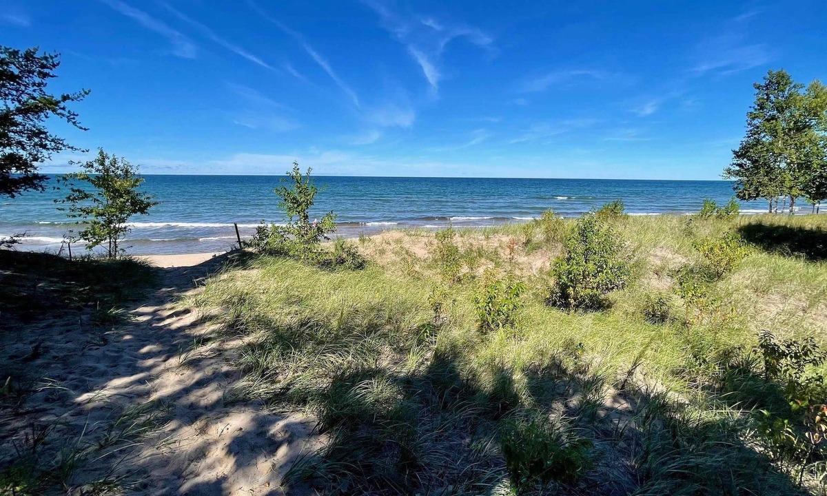 Upper Peninsula Michigan House | Beautiful Beach House on Lake Superior 15 min to downtown Marquette